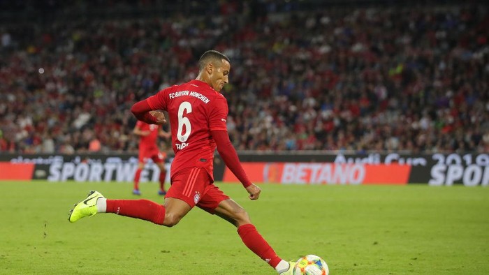 MUNICH, GERMANY - JULY 31: Thiago Alcanatara of Muenchen runs with the ball  during the Audi Cup 2019 final match between Tottenham Hotspur and Bayern Muenchen at Allianz Arena on July 31, 2019 in Munich, Germany. (Photo by Alexander Hassenstein/Getty Images for AUDI)