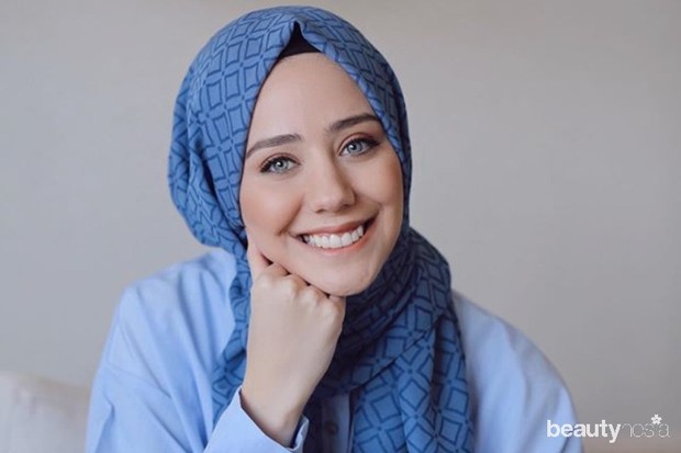 Tips Pilih Hijab/ Foto: Instagram.com/aybukenurdemirci Undertone cool biasanya ditemukan di kulit putih dan gelap dan warna hijab yang cocok adalah silver, abu-abu, biru muda, hijau tosca, ungu mauve, dan ash blue