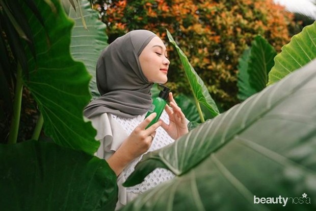 Tips pilih hijab/ Foto: Instagram.com/indahnadapuspita tips pilih hijab untuk kulit dengan undertone neutral, pilih spektrum warna dingin atau hangat seperti abu-abu gelap, coklat moka, milo, cream, hingga cokelat latte