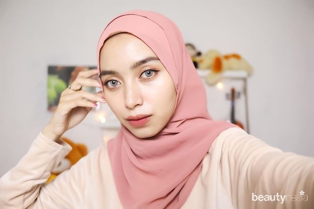Tips Pilih Hijab/ Foto: Instagram.com/niasiscawrd tips pilih hijab untuk kulit dengan undertone warm, pakai warna peach, terakota (jingga-cokelat), olive, biru langit, serta spektrum warna hangat seperti merah violet, ungu, merah oranye, dan oranye