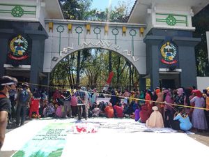 Minta Penambangan Pasir Laut Makassar Disetop, Nelayan Geruduk Kantor Gubernur