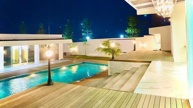 Villa Ustaz Solmed dan April Jasmine