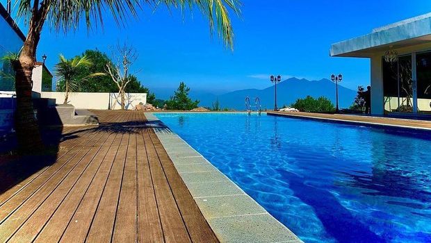 Villa Ustaz Solmed dan April Jasmine
