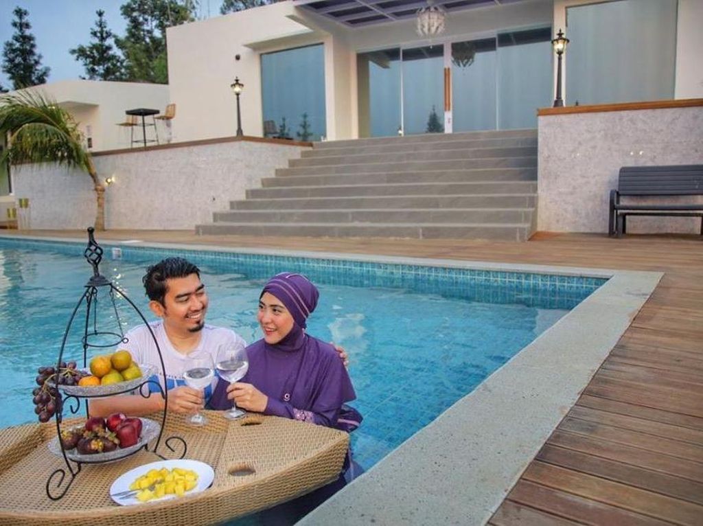 Intip Megahnya Villa Mewah Ustaz Solmed dan April Jasmine Intip Megahnya Villa Mewah Ustaz Solmed dan April Jasmine