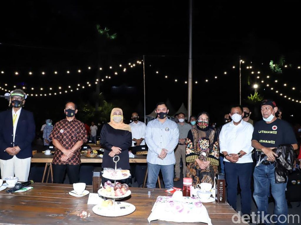 Ini Momen Khofifah dan Risma Saat Dengarkan Survei COVID-19 Jatim Ini Momen Khofifah dan Risma Saat Dengarkan Survei COVID-19 Jatim