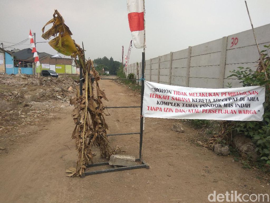 Serobot Lahan Perumahan di Cimahi, Warga Minta KCIC Ganti Rugi Serobot Lahan Perumahan di Cimahi, Warga Minta KCIC Ganti Rugi