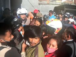 Urus Bantuan Rp 600 Ribu, Warga Mamasa Berdesakan Buka Rekening Bank