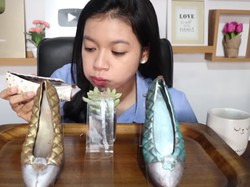 Intip Aksi Unik YouTuber Mukbang Sepatu hingga Batu