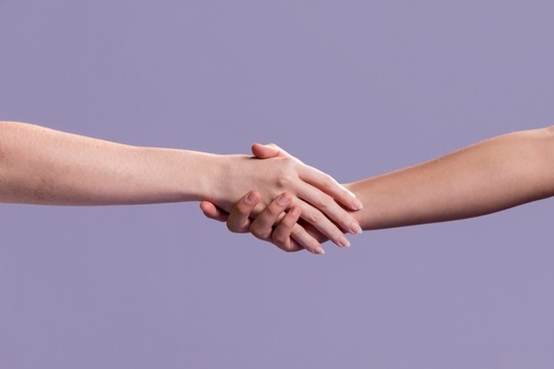 Feminis tidak ada hubungannya dengan orientasi seksual. Seorang feminis adalah siapapun yang mendukung hak dan kesetaraan perempuan.