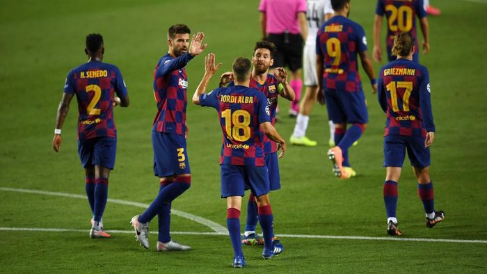 1264709734 BARCELONA, SPAIN - AUGUST 08: Lionel Messi of Barcelona celebrates with his team after he scores his sides third goal during the UEFA Champions League round of 16 second leg match between FC Barcelona and SSC Napoli at Camp Nou on August 08, 2020 in Barcelona, Spain. (Photo by David Ramos/Getty Images)