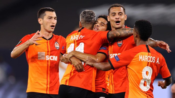 GELSENKIRCHEN, GERMANY - AUGUST 11: Taison of Shakhtar Donetsk celebrates with teammates after scoring his sides second goal during the UEFA Europa League Quarter Final between Shakhtar Donetsk and FC Basel at Veltins-Arena on August 11, 2020 in Gelsenkirchen, Germany. (Photo by Wolfgang Rattay/Pool via Getty Images)
