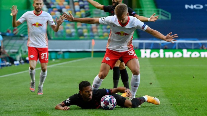 LISBON, PORTUGAL - AUGUST 13: Renan Lodi of Atletico de Madrid is challenged by Dani Olmo of RB Leipzig during the UEFA Champions League Quarter Final match between RB Leipzig and Club Atletico de Madrid at Estadio Jose Alvalade on August 13, 2020 in Lisbon, Portugal. (Photo by Lluis Gene/Getty Images)