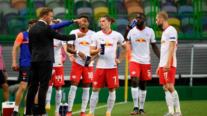 LISBON, PORTUGAL - AUGUST 13: Julian Nagelsmann, Head Coach of RB Leipzig speaks with Christopher Nkunku, Marcel Sabitzer, Dayot Upamecano and Konrad Laimer of RB Leipzig during the UEFA Champions League Quarter Final match between RB Leipzig and Club Atletico de Madrid at Estadio Jose Alvalade on August 13, 2020 in Lisbon, Portugal. (Photo by Lluis Gene/Getty Images)
