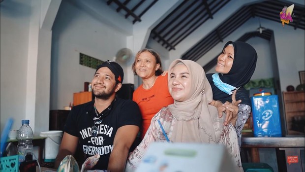 Irish Bella dan Ammar Zoni Berfoto Bersama Penggemar