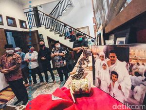 Anies Baswedan Melayat dan Ucapkan Duka untuk Cucu Ahmad Kurnia