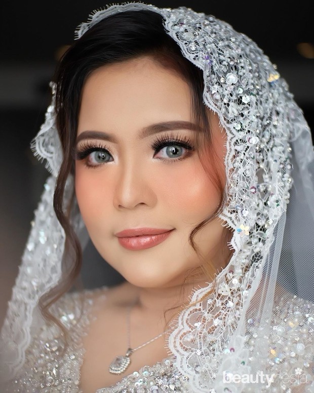 Ardina putri/instagram.com/trifenaklairine Polesan lipstik dan blush on berwarna pink membuat rona wajah cantiknya begitu terpancar.