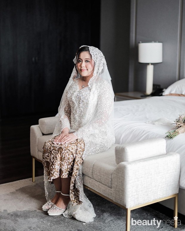 Ardinhai/instagram.com/ardinhai Memadukan atasan kebaya panjang bertabur payet berwarna serba putih dengan bawahan kain batik nuansa coklat membuat warna yang ditampilkan terlihat match