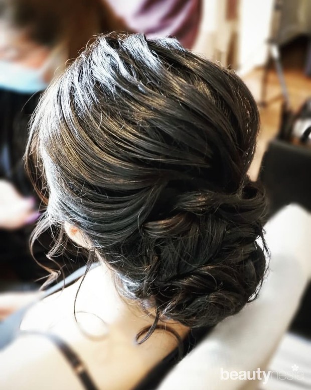 Ardinhai/instagram.com/koko_bee576 Ardina bersama style rambutnya yang disanggul rendah berhasil membuat tampilan yang elegan.