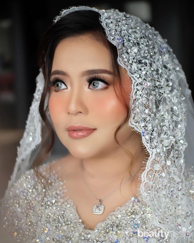 Ardini putri/instagram.com/ardinhai Dengan tambahan aksesori kalung berlian, dirinya berhasil tampil memukau.