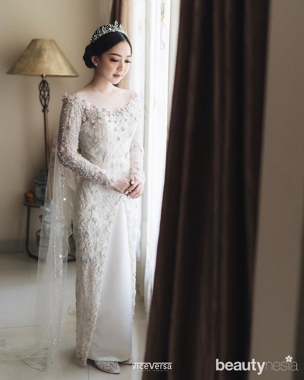 Astarirri anggun dalam balutan nuansa warna broken home dari kebaya modern