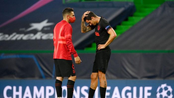 Atletico Madrid LISBON, PORTUGAL - AUGUST 13: Koke of Atletico de Madrid consoles Jose Gimenez of Atletico de Madrid following their teams defeat in the UEFA Champions League Quarter Final match between RB Leipzig and Club Atletico de Madrid at Estadio Jose Alvalade on August 13, 2020 in Lisbon, Portugal. (Photo by Lluis Gene/Getty Images)