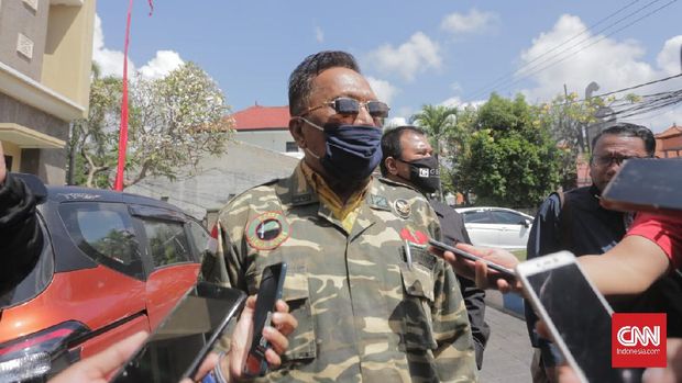 Ayah Jerinx mendatangi Polda Bali untuk memberikan dukungan kepada anaknya. (CNN Indonesia/Putu)