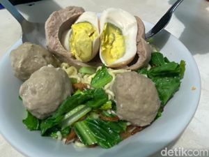 Menyantap Bakso Urat Tip Top Kemanggisan yang Legendaris Menyantap Bakso Urat Tip Top Kemanggisan yang Legendaris