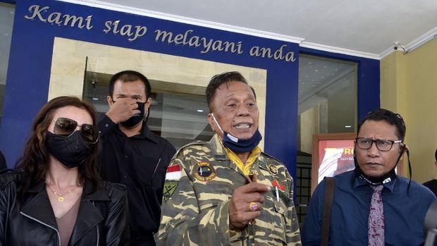 Ayah drummer Superman is Dead I Gede Ari Astina alias Jerinx, I Wayan Arjono (kedua kanan), istri Jerinx, Nora Alexandra (kiri) dan kuasa hukum Jerinx, I Wayan Gendo Suardana (kanan) memberikan keterangan di Polda Bali, Denpasar, Bali, Jumat (14/8/2020). Kuasa hukum dan keluarga Jerinx mendatangi Ditreskrimsus Polda Bali untuk mengajukan surat permohonan penangguhan penahanan Jerinx yang merupakan tersangka kasus dugaan ujaran kebencian dan pencemaran nama baik yang dilaporkan Ikatan Dokter Indonesia (IDI) Bali. ANTARA FOTO/Fikri Yusuf/pras.