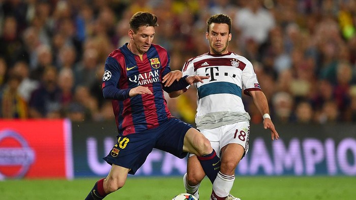 BARCELONA, SPAIN - MAY 06:  Lionel Messi of Barcelona and Juan Bernat of Bayern Muenchen battle for the ball during the UEFA Champions League Semi Final, first leg match between FC Barcelona and FC Bayern Muenchen at Camp Nou on May 6, 2015 in Barcelona, Spain.  (Photo by Shaun Botterill/Getty Images)