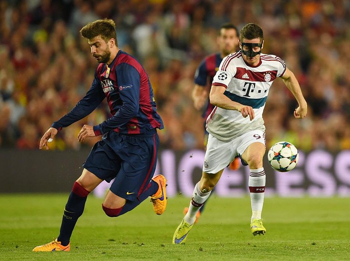 BARCELONA, SPAIN - MAY 06:  Robert Lewandowski of Bayern Muenchen cuts inside Gerard Pique of Barcelona during the UEFA Champions League Semi Final, first leg match between FC Barcelona and FC Bayern Muenchen at Camp Nou on May 6, 2015 in Barcelona, Spain.  (Photo by Shaun Botterill/Getty Images)