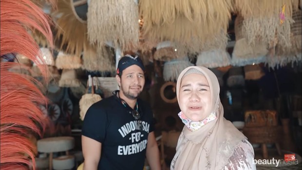 Irish Bella dan Ammar Zoni Belanja Barang-Barang Antik