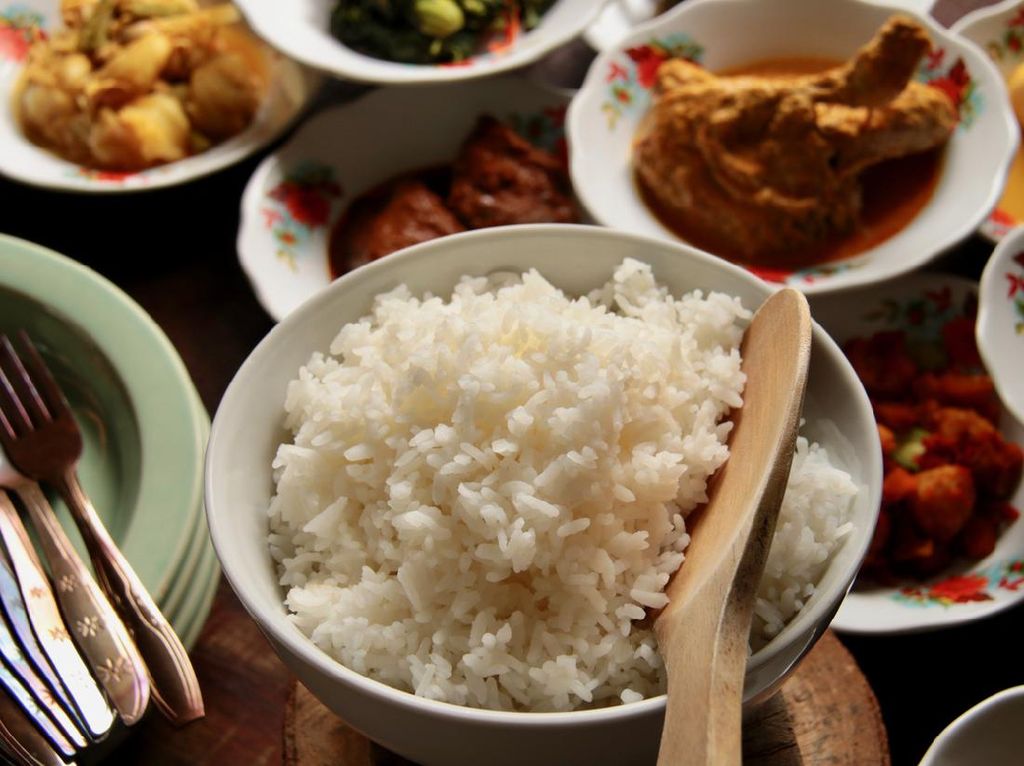 Mau Makan Nasi Putih Saat Diet? Ini Caranya Supaya Berat Badan Nggak Naik Mau Makan Nasi Putih Saat Diet? Ini Caranya Supaya Berat Badan Nggak Naik