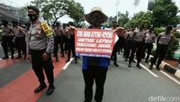 Bertepatan Sidang Tahunan DPR, Massa Buruh Tolak RUU Cipta Kerja