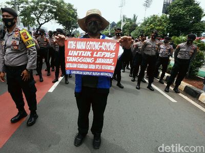 Bertepatan Sidang Tahunan DPR, Massa Buruh Tolak RUU Cipta Kerja