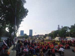 Massa Buruh Padati Jalan Gatsu, Kendaraan Hanya Bisa Melintas di Busway