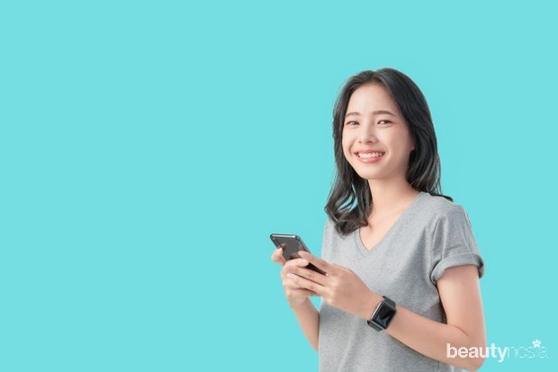 Cara Rawat Kulit Leher/ Foto: Freepik.com beberapa cara rawat kulit leher yaitu dengan memakai produk anti blue-light atau memasang blue light screen protector di smartphone