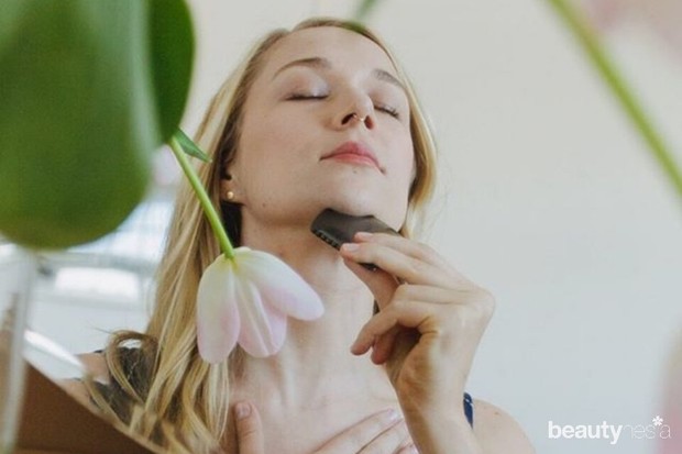 Cara Rawat Kulit Leher/ Foto: Instagram.com/wildling_beauty salah satu cara rawat kulit leher yaitu dengan pijat leher menggunakan gua sha
