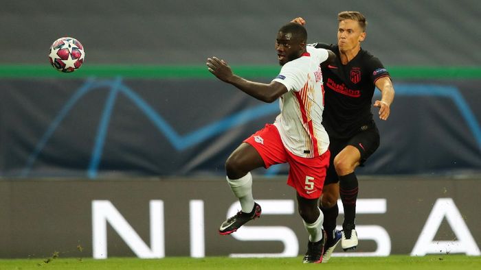 dayot upamecano rb leipzig vs atletico madrid liga champions marcos llorente LISBON, PORTUGAL - AUGUST 13: Dayot Upamecano of RB Leipzig is challenged by Marcos Llorente of Atletico de Madrid during the UEFA Champions League Quarter Final match between RB Leipzig and Club Atletico de Madrid at Estadio Jose Alvalade on August 13, 2020 in Lisbon, Portugal. (Photo by Miguel A. Lopes/Pool via Getty Images)