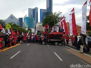 Ratusan Buruh Kembali Geruduk Grahadi Tolak Pembahasan Omnibus Law