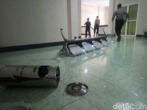 Demo Ricuh, Massa Lempari Kantor DPRD Dompu-Palu Sidang Dipatahkan