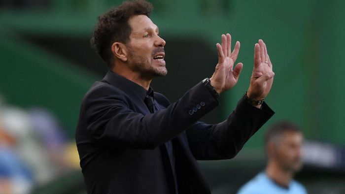 Diego Simeone LISBON, PORTUGAL - AUGUST 13: Diego Simeone, Head Coach of Atletico de Madrid gives his team instructions during the UEFA Champions League Quarter Final match between RB Leipzig and Club Atletico de Madrid at Estadio Jose Alvalade on August 13, 2020 in Lisbon, Portugal. (Photo by Lluis Gene/Getty Images)