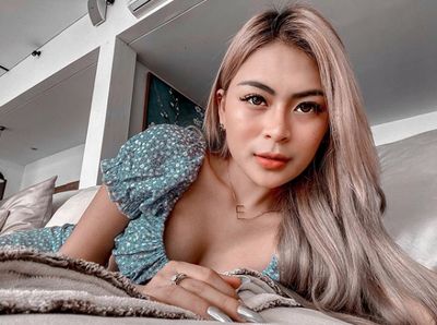 Echa Frauen, Dulu Berbikini di Salju kini Pamer Foto Topless