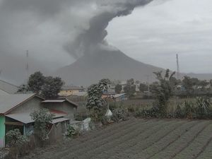 Gunung Sinabung Erupsi 2 Kali dalam 30 Menit
