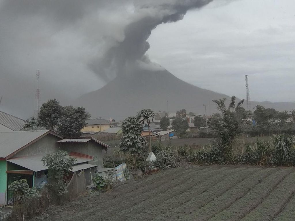 Gunung Sinabung Erupsi Lagi Pagi Ini, Kolom Abu Capai 2.100 Meter