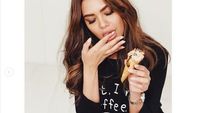 Gaya Esha Gupta, Bintang Paling Seksi dari India Saat Ngopi