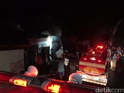 Gudang Peralatan Dekorasi Ludes Terbakar, Satu Mobil Ikut Hangus