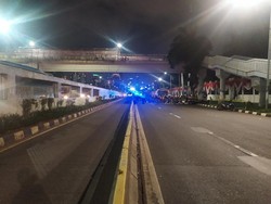 Massa Buruh-Mahasiswa Masih Bertahan, Lalin Jalan Gatsu Depan DPR Ditutup
