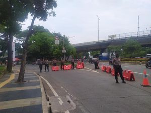 Akses ke Gerbang Pemuda Ditutup Gegara Demo, Jalan Gatot Subroto Padat Akses ke Gerbang Pemuda Ditutup Gegara Demo, Jalan Gatot Subroto Padat