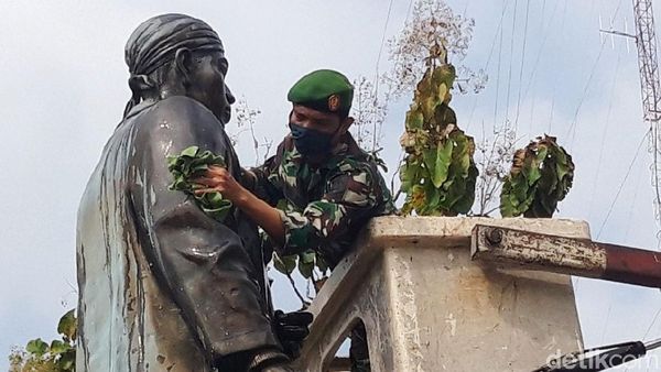 Jelang HUT RI, Kodim Boyolali Bersihkan Patung Pahlawan