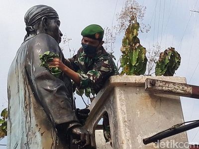 Jelang HUT RI, Kodim Boyolali Bersihkan Patung Pahlawan